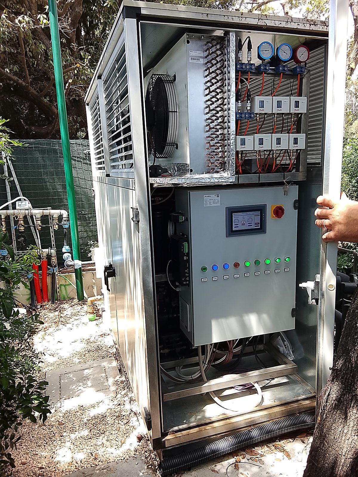 Centrale installata in giardino, aperta con lo schermo del quadro