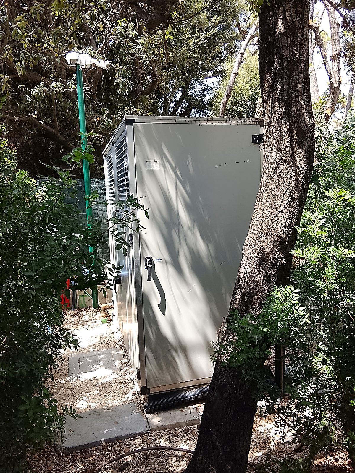 Centrale installata tra gli alberi del giardino