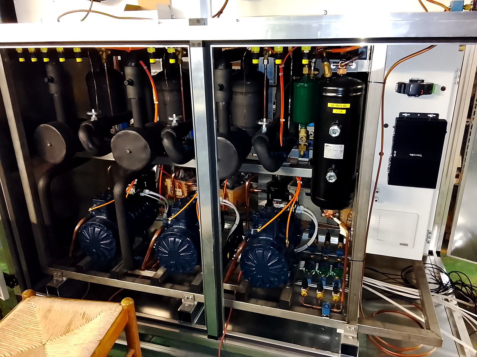 Centrale frigorifera finita in officina, con compressori e quadro