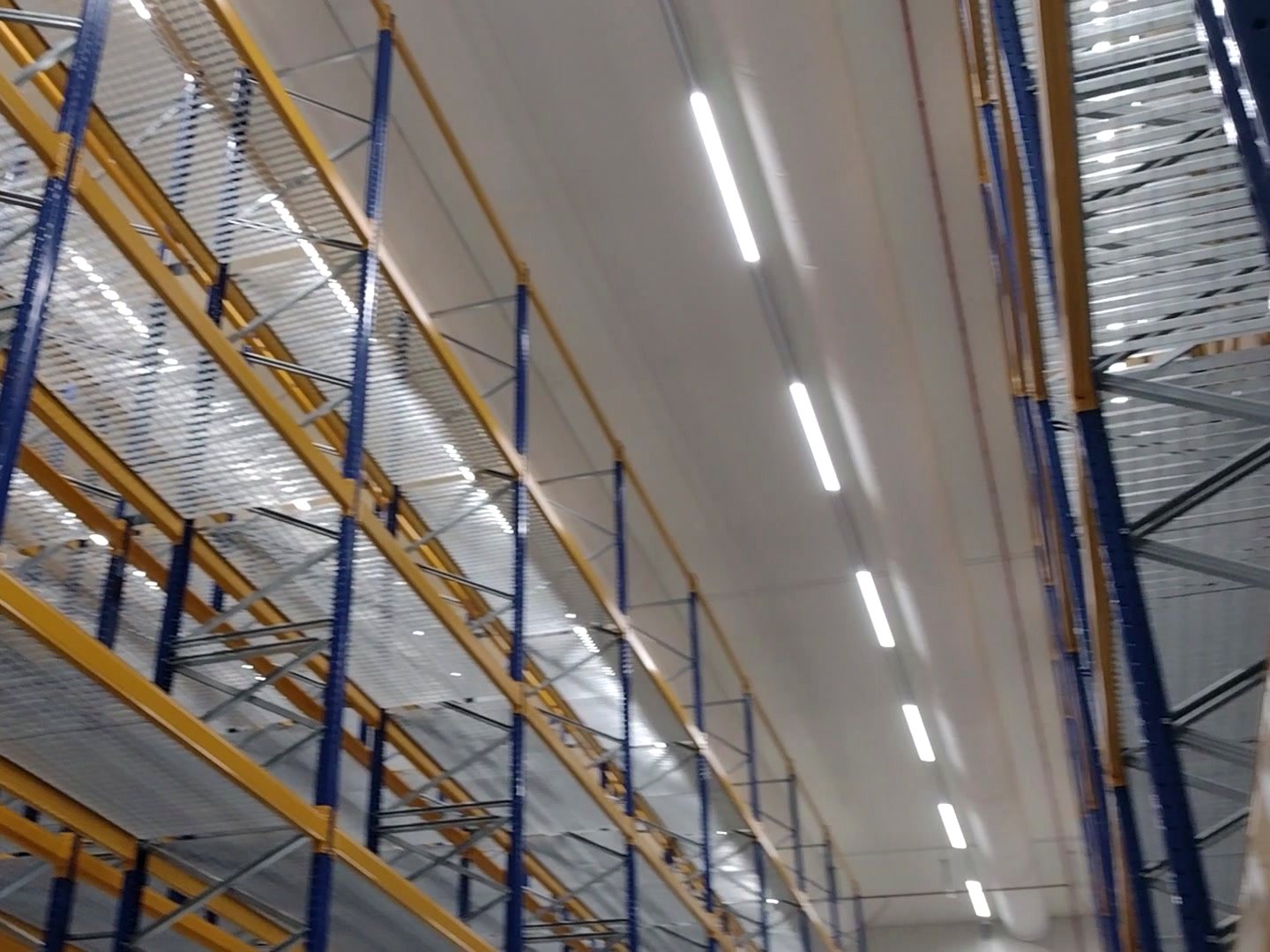 Canalizzazioni tessili di distribuzione dell’aria lungo il soffitto della cella