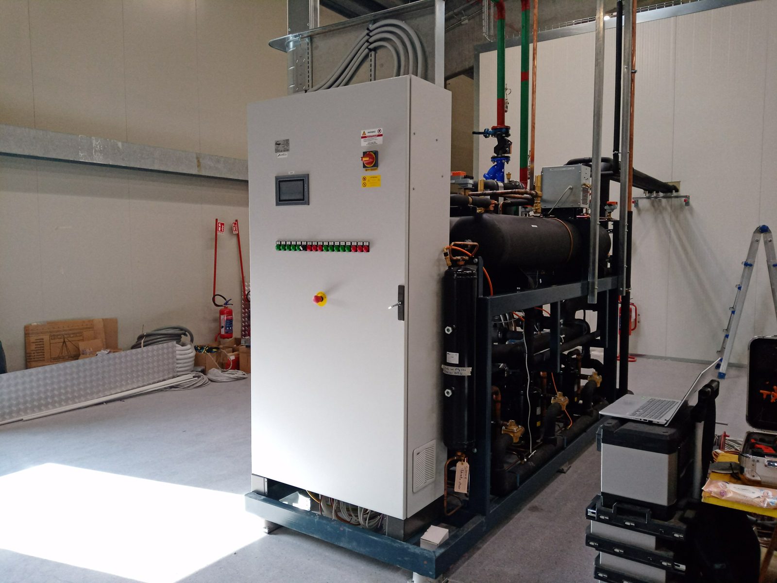 Centrale frigorifera installata con il suo quadro elettrico