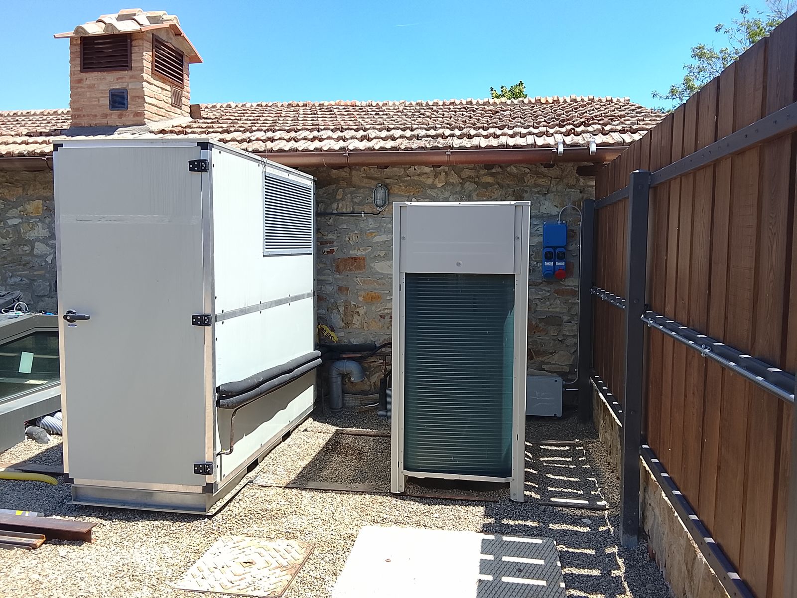 Centrale carenata nella corte, contro il muro in pietra