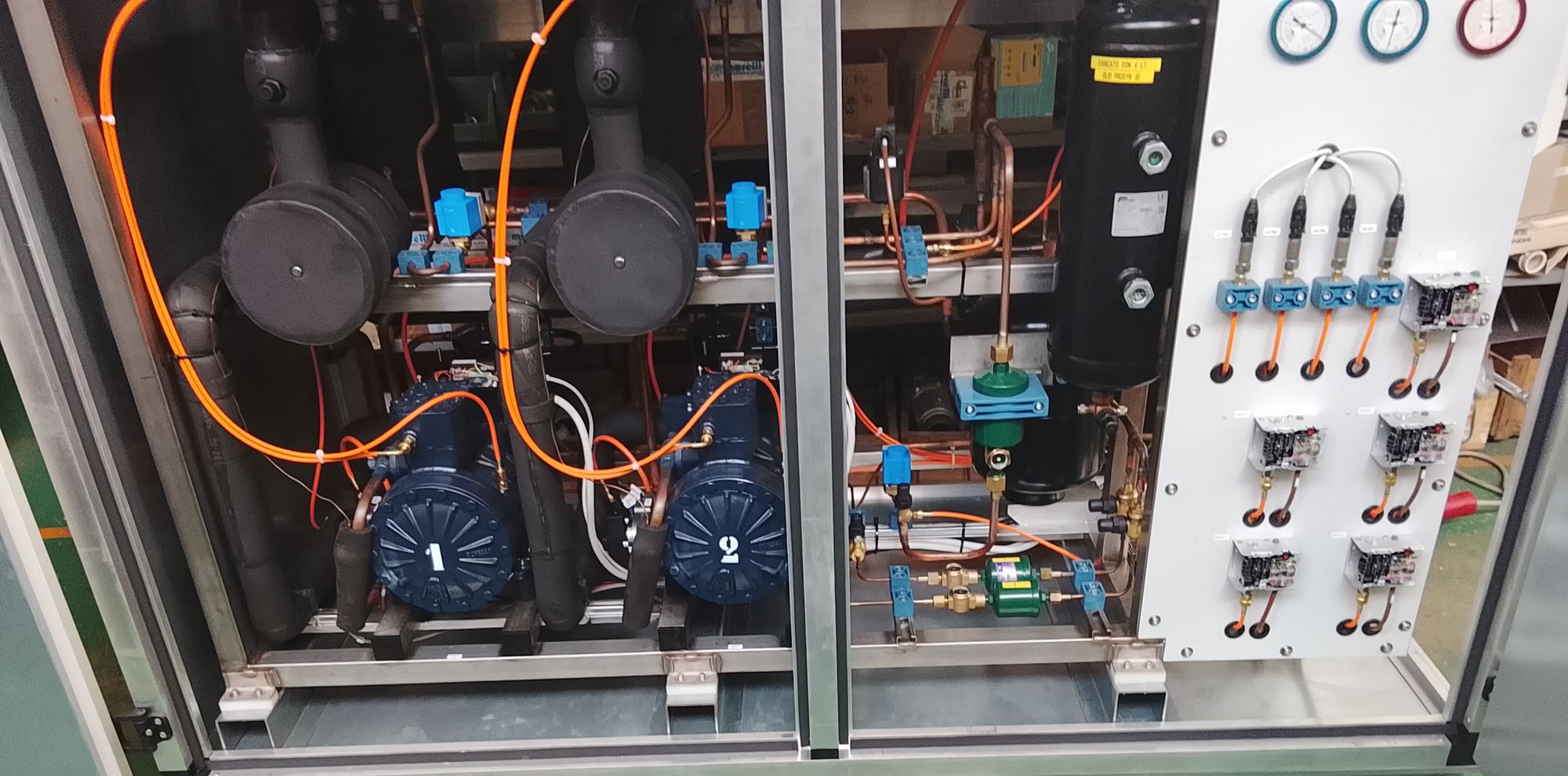 Interno della centrale a porte aperte: compressori, separatori, riserva d’olio e pannello strumenti