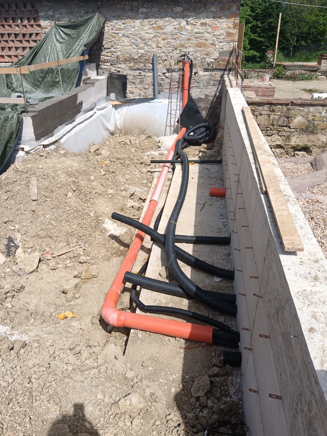 Linee frigorifere posate nello scavo del cantiere