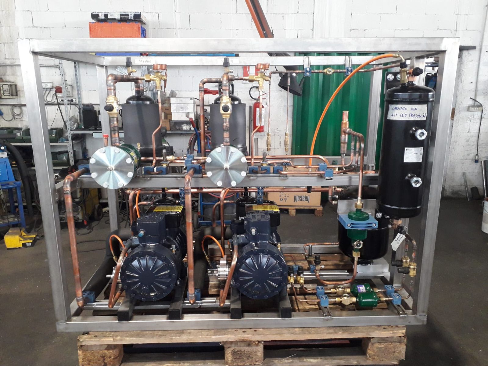 Telaio della centrale in officina con i due compressori montati