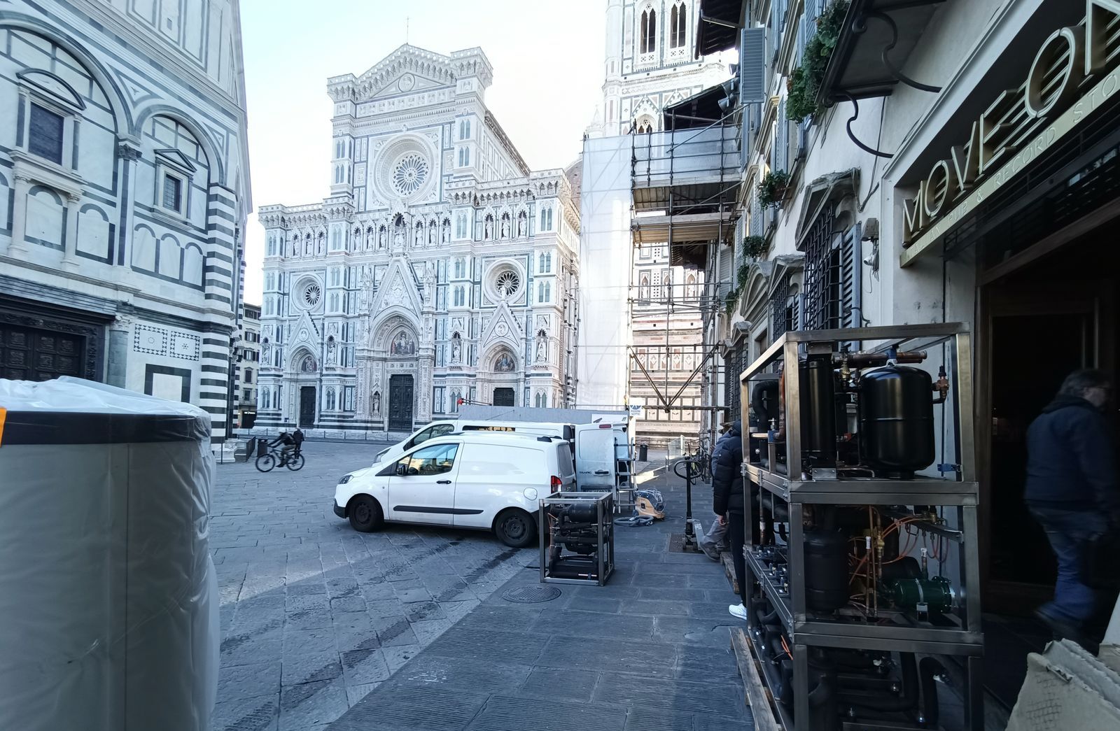 I moduli arrivati in Piazza del Duomo, con la cattedrale sullo sfondo