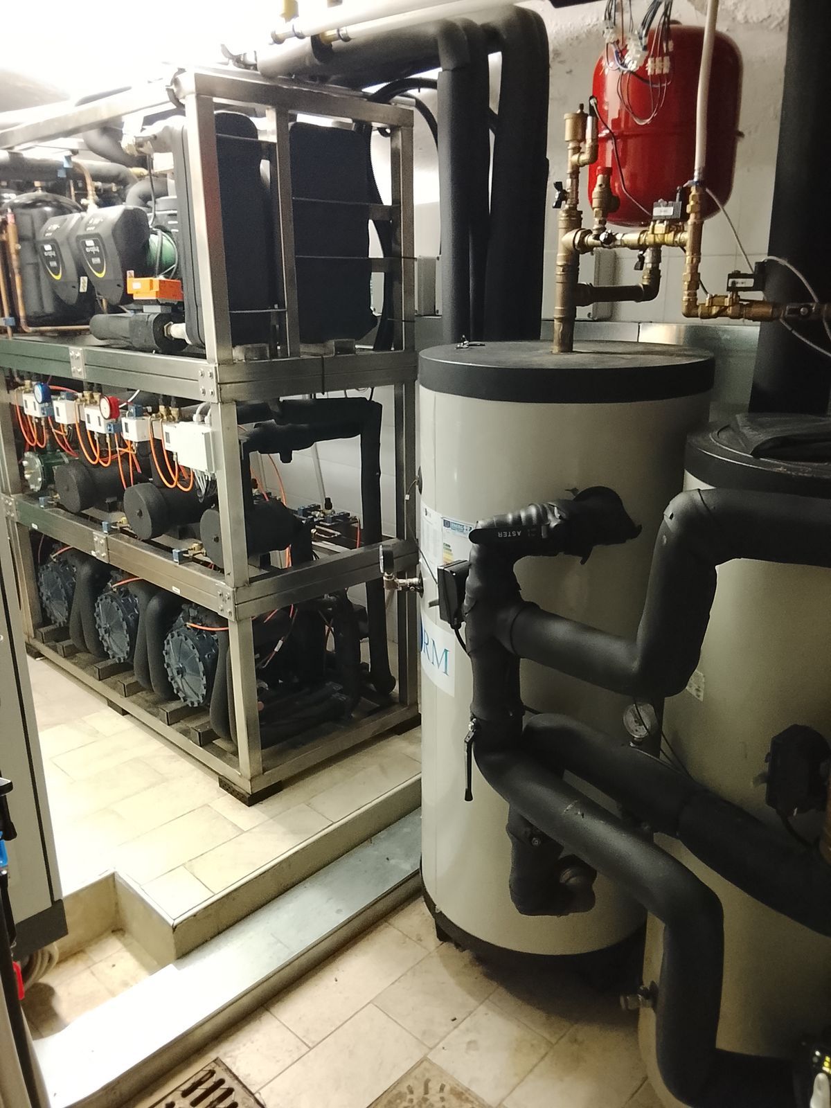 Accumuli e collettori dell’acqua calda nel locale tecnico