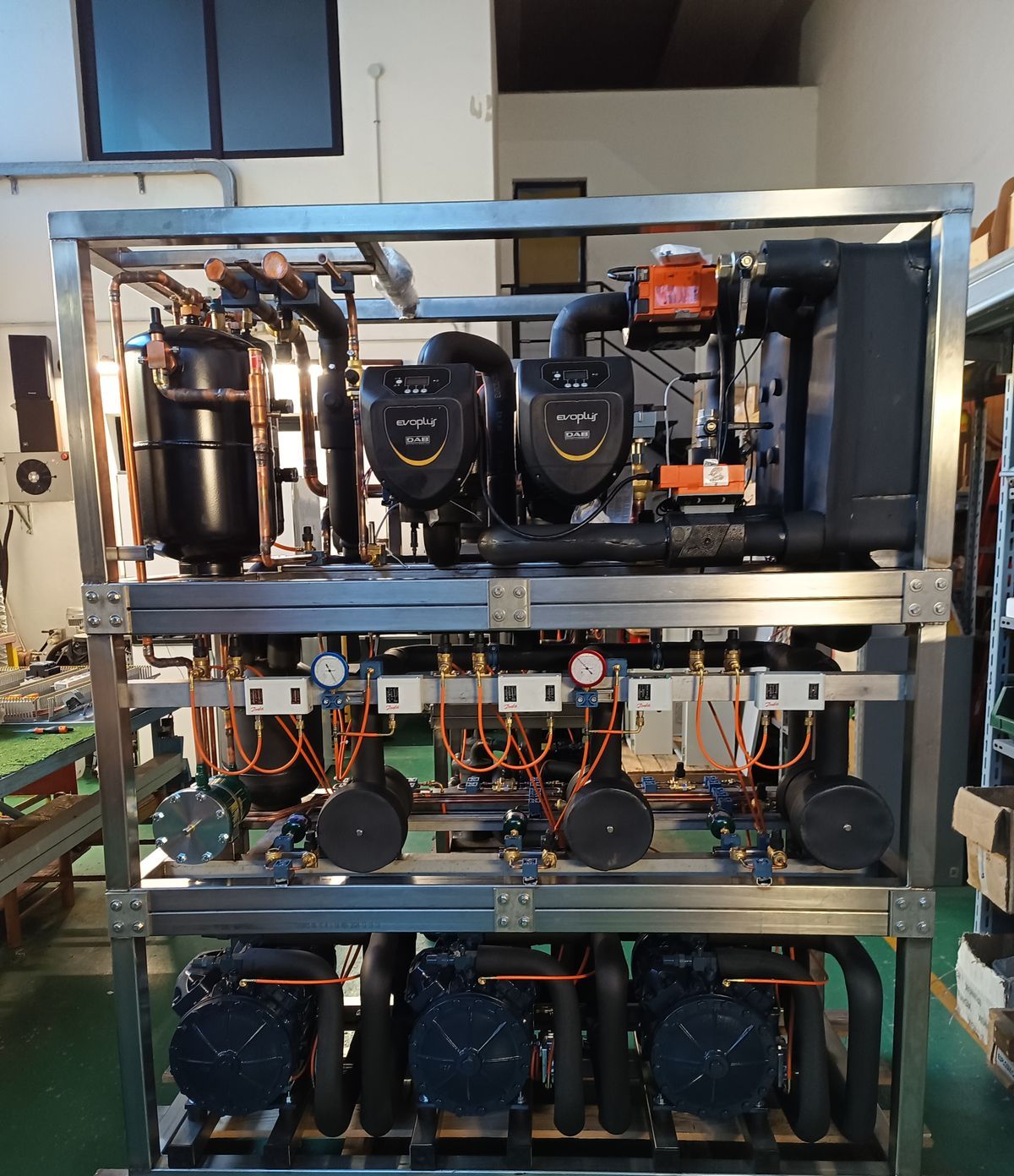 Unità clima polivalente con i tre compressori, in officina