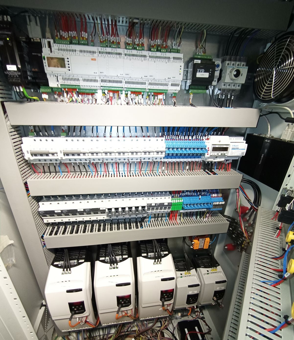 Quadro elettrico generale con PLC, moduli di espansione e inverter dei compressori