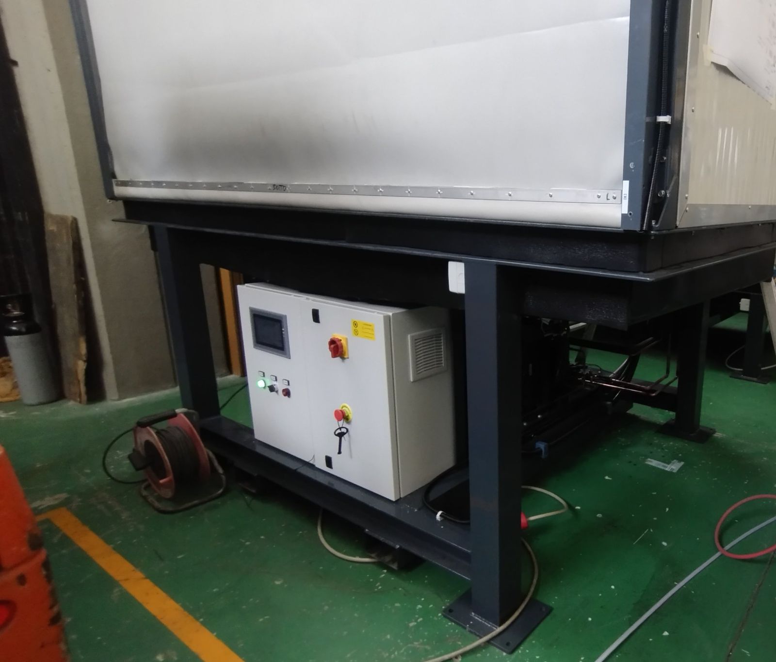 Una delle celle sul suo telaio, con il quadro elettrico e il pannello touch