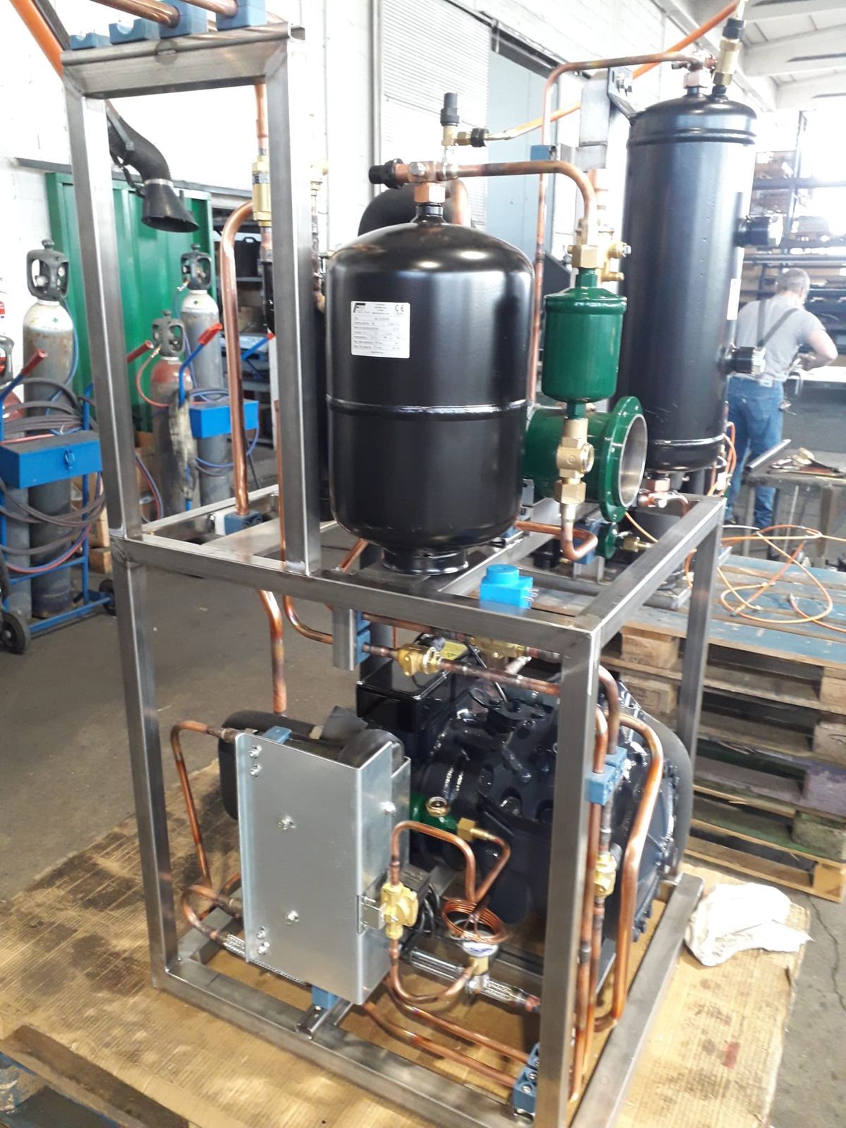 Telaio con il compressore doppio stadio in officina